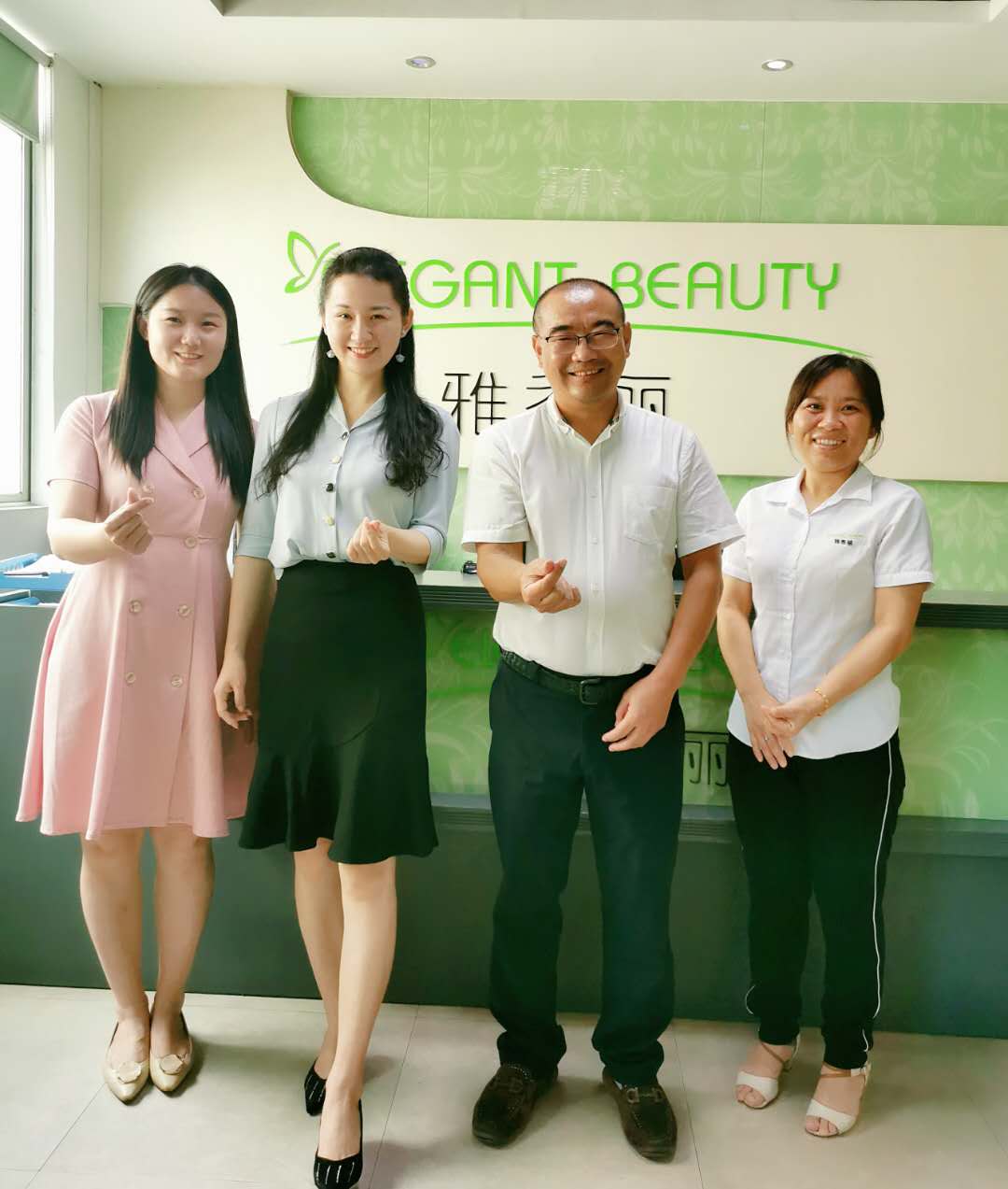 龙华区工商联（总商会）秘书处走访深圳花季传媒APP下载入口化妆用品有限公司
